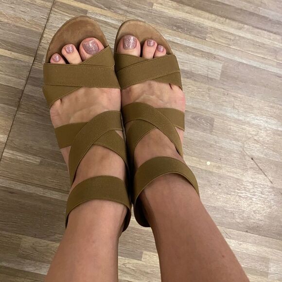 Stuart Weitzman suede heels, size 8,5 - Picture 3 of 9